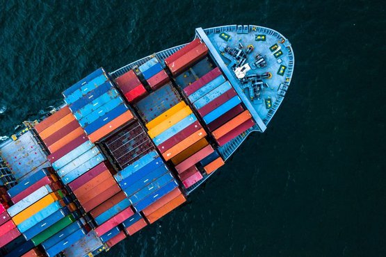 Handelsschiff beladen mit Gütern für den internationalen Warenhandel