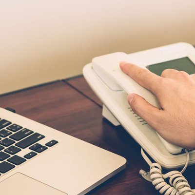 Mitarbeiter im Lingovo Kundenservice via Telefon und Email im Kundenkontakt